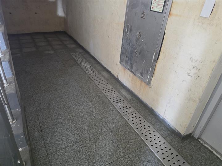 시설물 유지보수 작업 사진