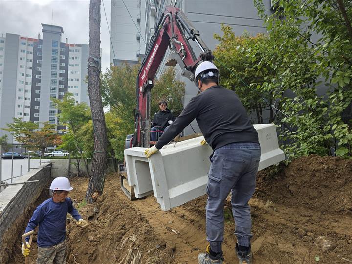 시설물 유지보수 작업 사진
