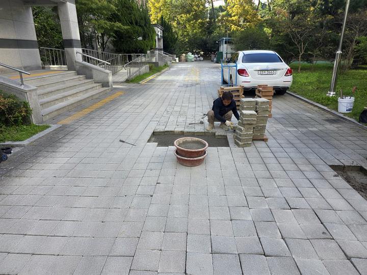 시설물 유지보수 작업 사진