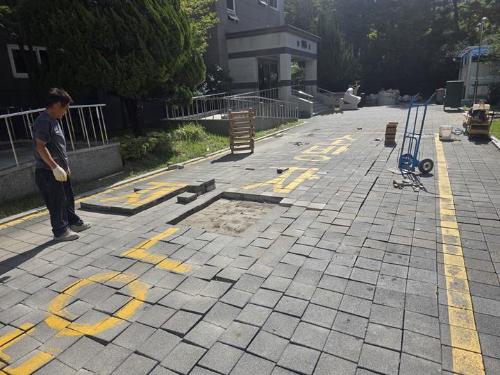 시설물 유지보수 작업 사진