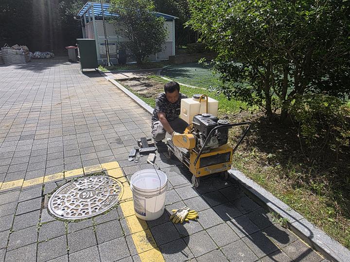 시설물 유지보수 작업 사진