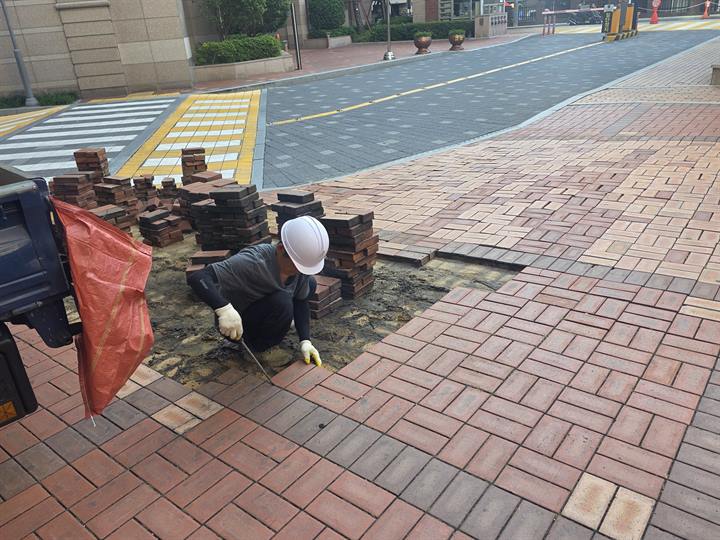 시설물 유지보수 작업 사진